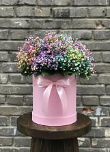 Цветочная композиция из Гипсофила и Розы в шляпной коробке в Севске