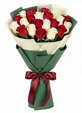 Букет Микс из красных и белых роз в Севске