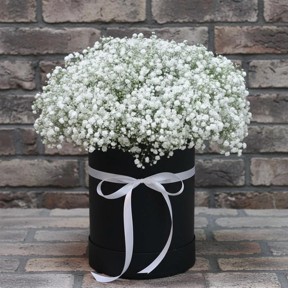 Цветочная композиция из Гипсофила в шляпной коробке в Севске