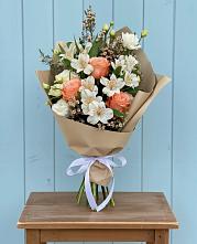 Букет цветов из:  Альстромерии, Лизиантусы, Розы и Хризантемы в Севске