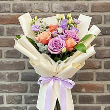 Букет цветов из:  Лизиантусы и Розы в Севске