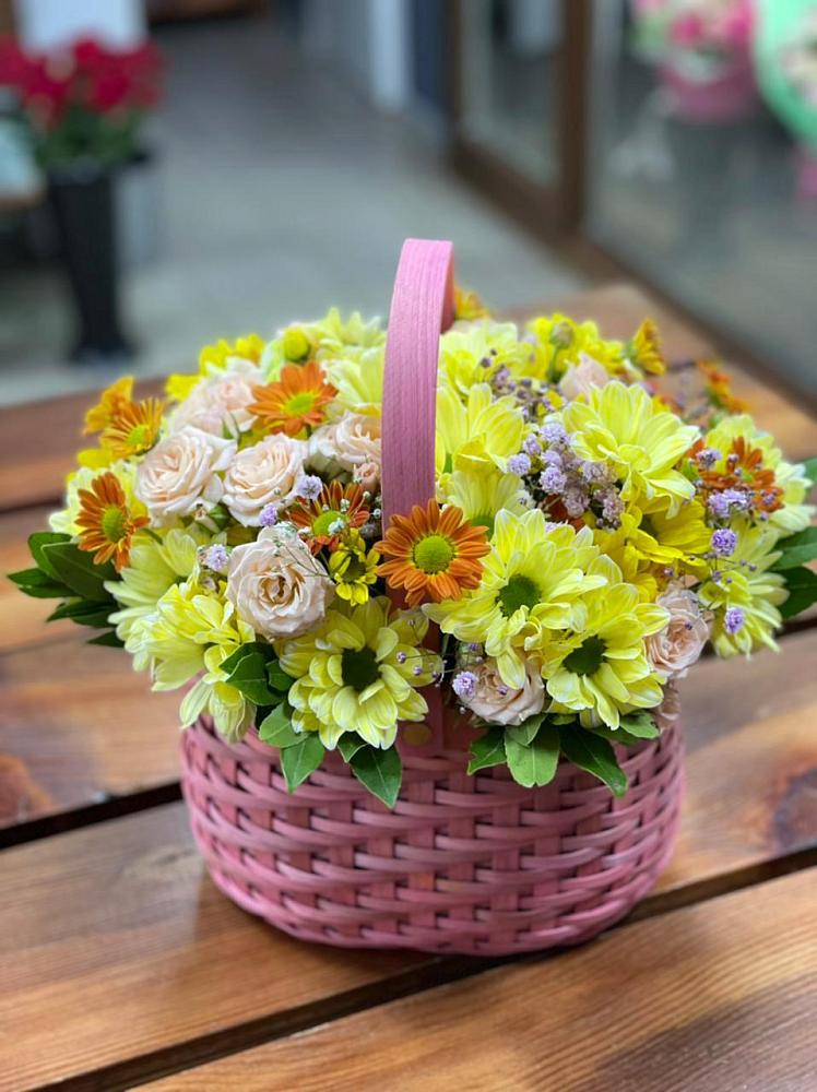 Цветочная композиция из Хризантемы и Розы в корзине в Севске