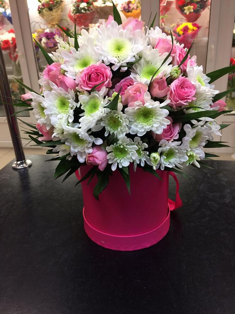 Цветочная композиция из Розы и Хризантемы в шляпной коробке в Севске