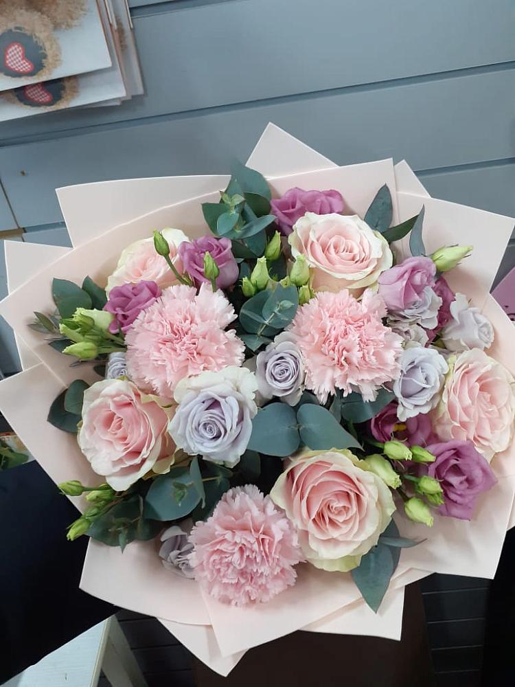 Букет цветов из: Розы, Гвоздики и Лизиантусы в Севске