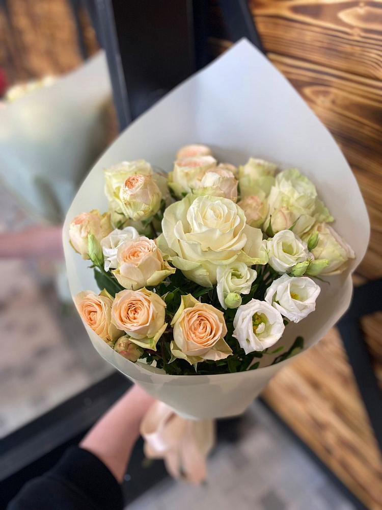 Букет цветов из: Розы и Лизиантусы в Севске